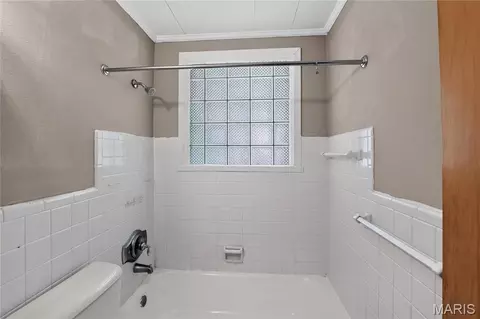Bath - 1027 Renshaw Dr, Ferguson, MO 63135 photo 2 of 3