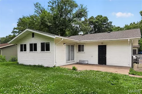 Exterior - 1027 Renshaw Dr, Ferguson, MO 63135 photo 3 of 5