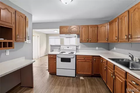 Kitchen - 1027 Renshaw Dr, Ferguson, MO 63135 photo 2 of 3