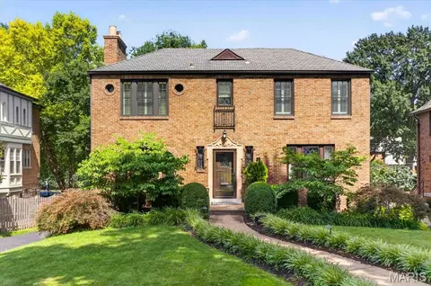 58 Broadview Dr, Clayton, MO 63105