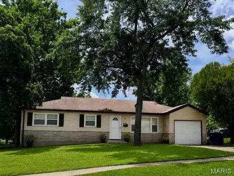 1115 Forestwood Dr, Ferguson, MO 63135