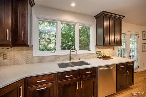 Kitchen - 173 Hickory Tree Ct, Ballwin, MO 63011 photo 6 of 7