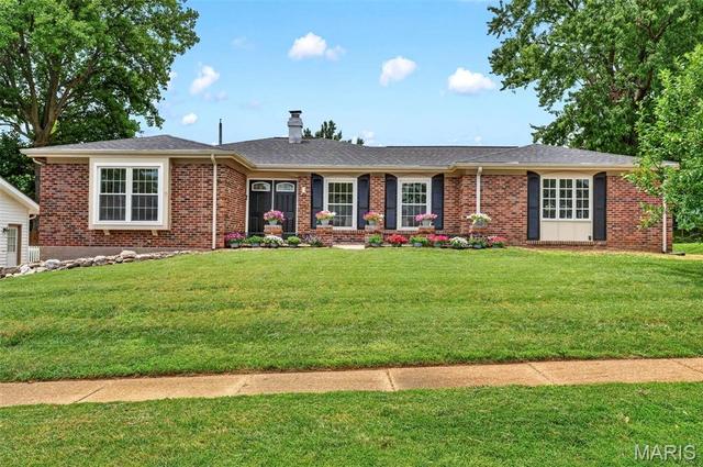 2075 Barcelona Dr, Florissant, MO 63033