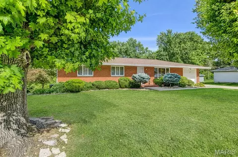4 Chapel Ct, Collinsville, IL 62234