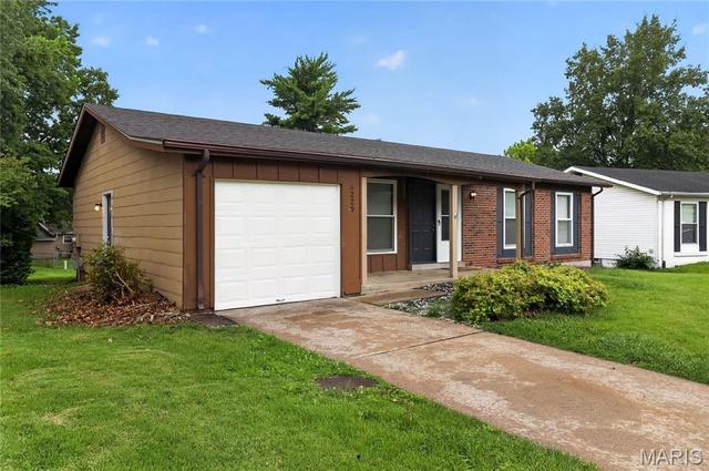 6220 Pennyrich Ct, Florissant, MO 63033