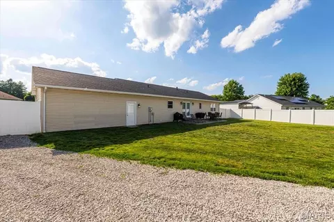 Exterior - 100 N Cedar Bluff Dr, Valmeyer, IL 62295 photo 6 of 9