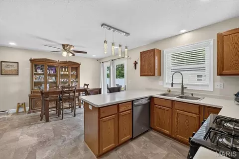 Kitchen - 100 N Cedar Bluff Dr, Valmeyer, IL 62295 photo 2 of 2