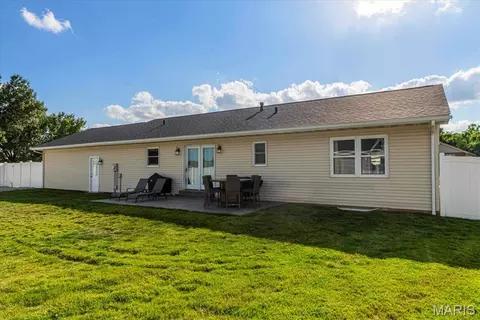 Exterior - 100 N Cedar Bluff Dr, Valmeyer, IL 62295 photo 7 of 9