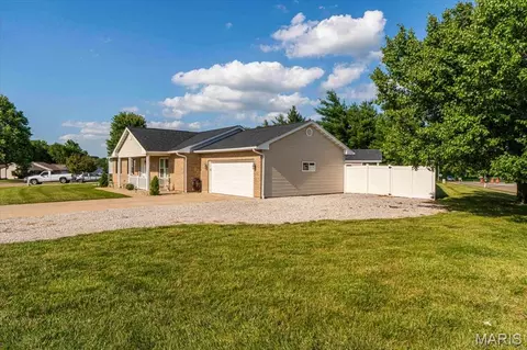 Exterior - 100 N Cedar Bluff Dr, Valmeyer, IL 62295 photo 4 of 9