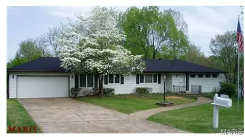 10514 Green Slope Dr, Saint Louis, MO 63136