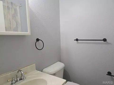 Bath - 601 Harry Dr, Dexter, MO 63841 photo 1 of 2
