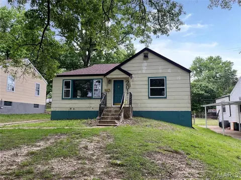 2016 Raft Dr, Saint Louis, MO 63133