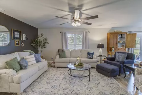 Living - 1010 Pine St, Sikeston, MO 63801 photo 2 of 3