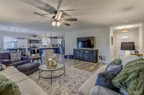 Living - 1010 Pine St, Sikeston, MO 63801 photo 3 of 3