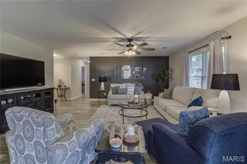 Living - 1010 Pine St, Sikeston, MO 63801 photo 1 of 3