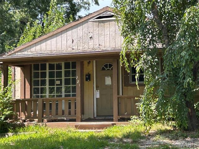 221 Roderick Dr, Saint Louis, MO 63137