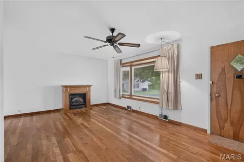Living - 7 Wayne St, Saint Charles, MO 63301 photo 2 of 5