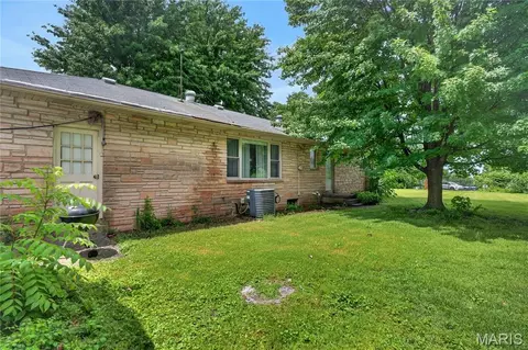 Exterior - 7 Wayne St, Saint Charles, MO 63301 photo 5 of 9