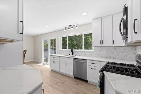 Kitchen - 274 Cedar Village Ct, Ballwin, MO 63021 photo 3 of 4
