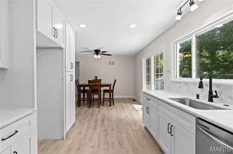 Kitchen - 274 Cedar Village Ct, Ballwin, MO 63021 photo 4 of 4
