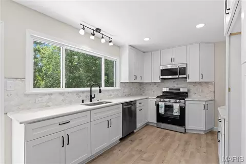 Kitchen - 274 Cedar Village Ct, Ballwin, MO 63021 photo 2 of 4