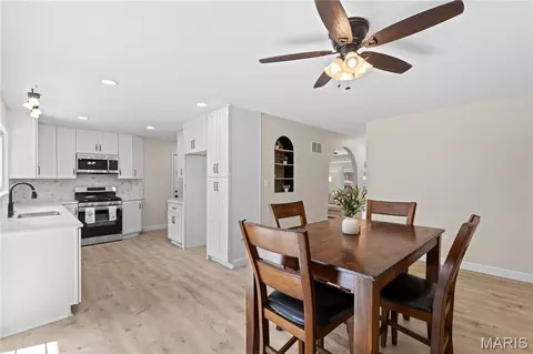 Dining - 274 Cedar Village Ct, Ballwin, MO 63021 photo 4 of 4