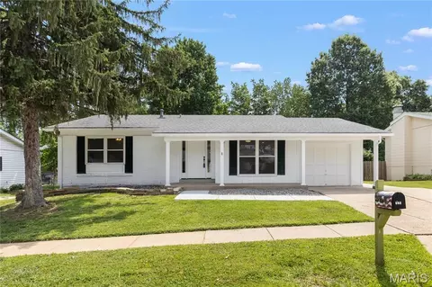 274 Cedar Village Ct, Ballwin, MO 63021