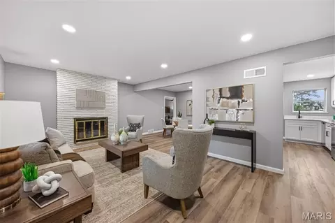 8605 Mayflower Ct, Saint Louis, MO 63132