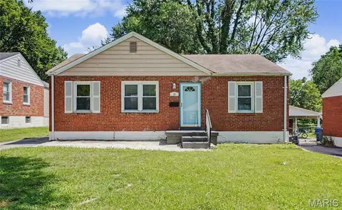 15 Saint James Ct, Florissant, MO 63031