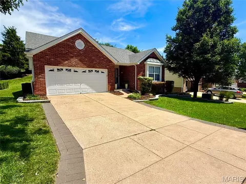 918 Claybend Dr, Ballwin, MO 63011