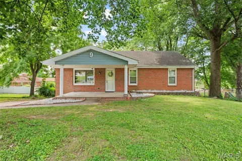 9 W Woodland Dr, East Alton, IL 62024