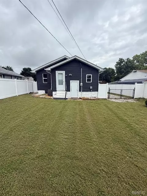 Exterior - 229 W Thomas St, Roxana, IL 62084 photo 2 of 3