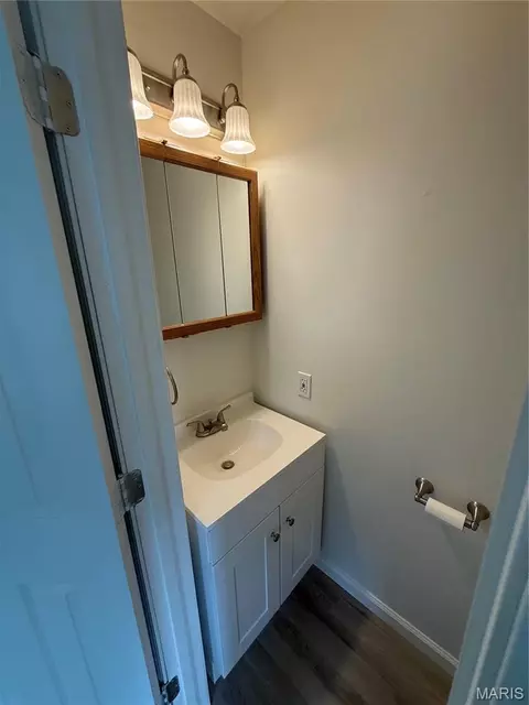 Bath - 229 W Thomas St, Roxana, IL 62084 photo 2 of 3