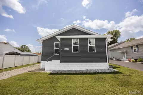 Exterior - 229 W Thomas St, Roxana, IL 62084 photo 1 of 5