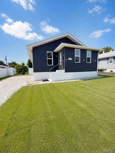 229 W Thomas St, Roxana, IL 62084