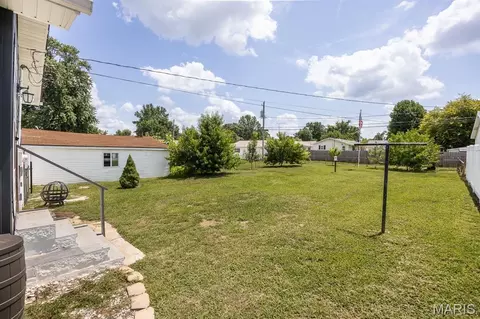 Exterior - 229 W Thomas St, Roxana, IL 62084 photo 3 of 5