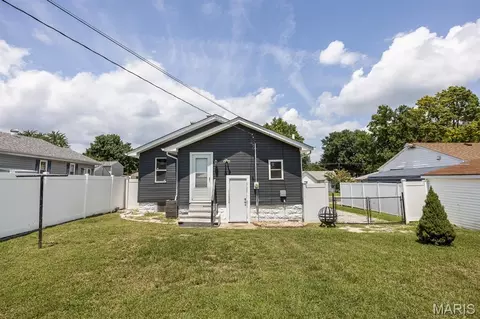 Exterior - 229 W Thomas St, Roxana, IL 62084 photo 2 of 5