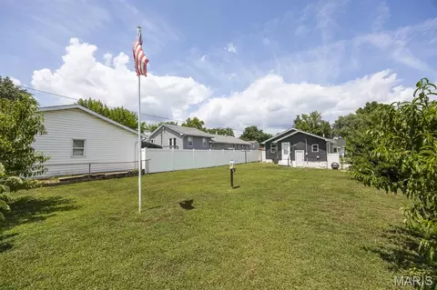 Exterior - 229 W Thomas St, Roxana, IL 62084 photo 4 of 5