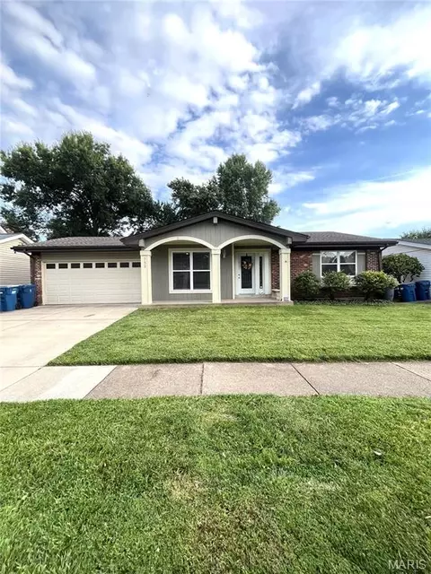 732 Woodrun Dr, Ballwin, MO 63021