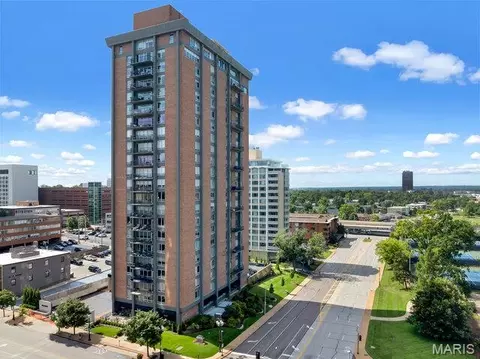 200 S Brentwood Blvd S #14C, Clayton, MO 63105