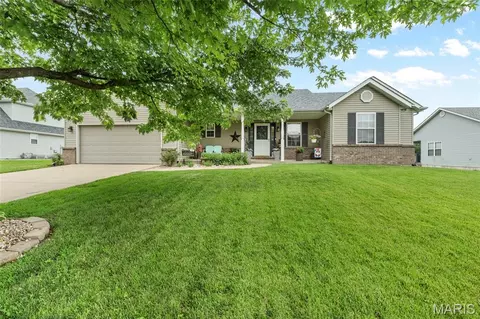 510 Creekside Dr, Troy, IL 62294