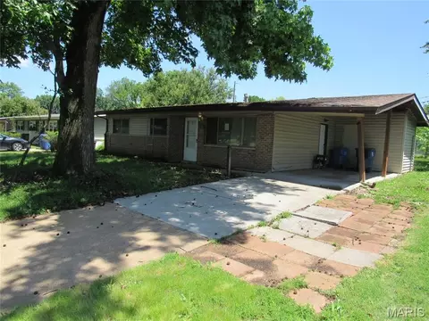 1950 Thunderbird Ave, Florissant, MO 63033