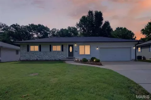 38 Country Life Dr, O'fallon, MO 63366