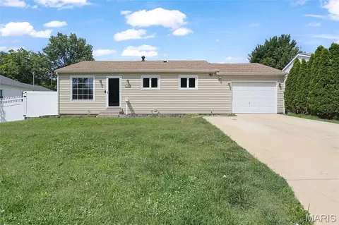 12089 Sunnycrest Pl, Maryland Heights, MO 63043