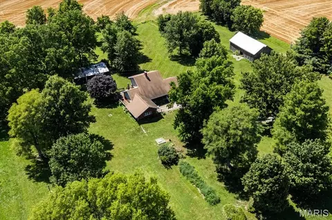 5495 Wilson Rd, Oakdale, IL 62268