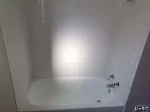 Bath - 7232 Normandy Pl, Saint Louis, MO 63121 photo 3 of 10