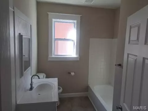 Bath - 7232 Normandy Pl, Saint Louis, MO 63121 photo 1 of 10