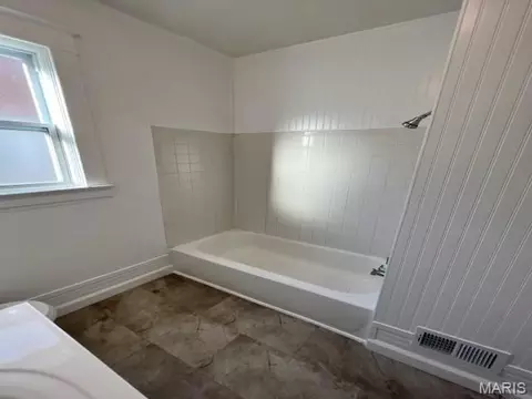 Bath - 7232 Normandy Pl, Saint Louis, MO 63121 photo 9 of 10