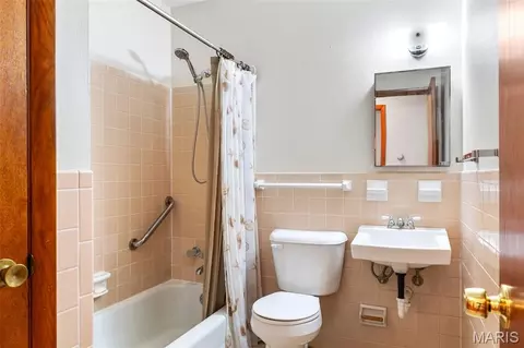 Bath - 6138 Emerald Ave, Ferguson, MO 63135 photo 2 of 2