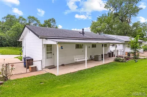 Exterior - 6138 Emerald Ave, Ferguson, MO 63135 photo 4 of 7